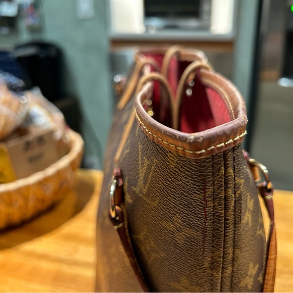 Gently used Louis Vuitton MM Neverfull - Picture 3 of 16